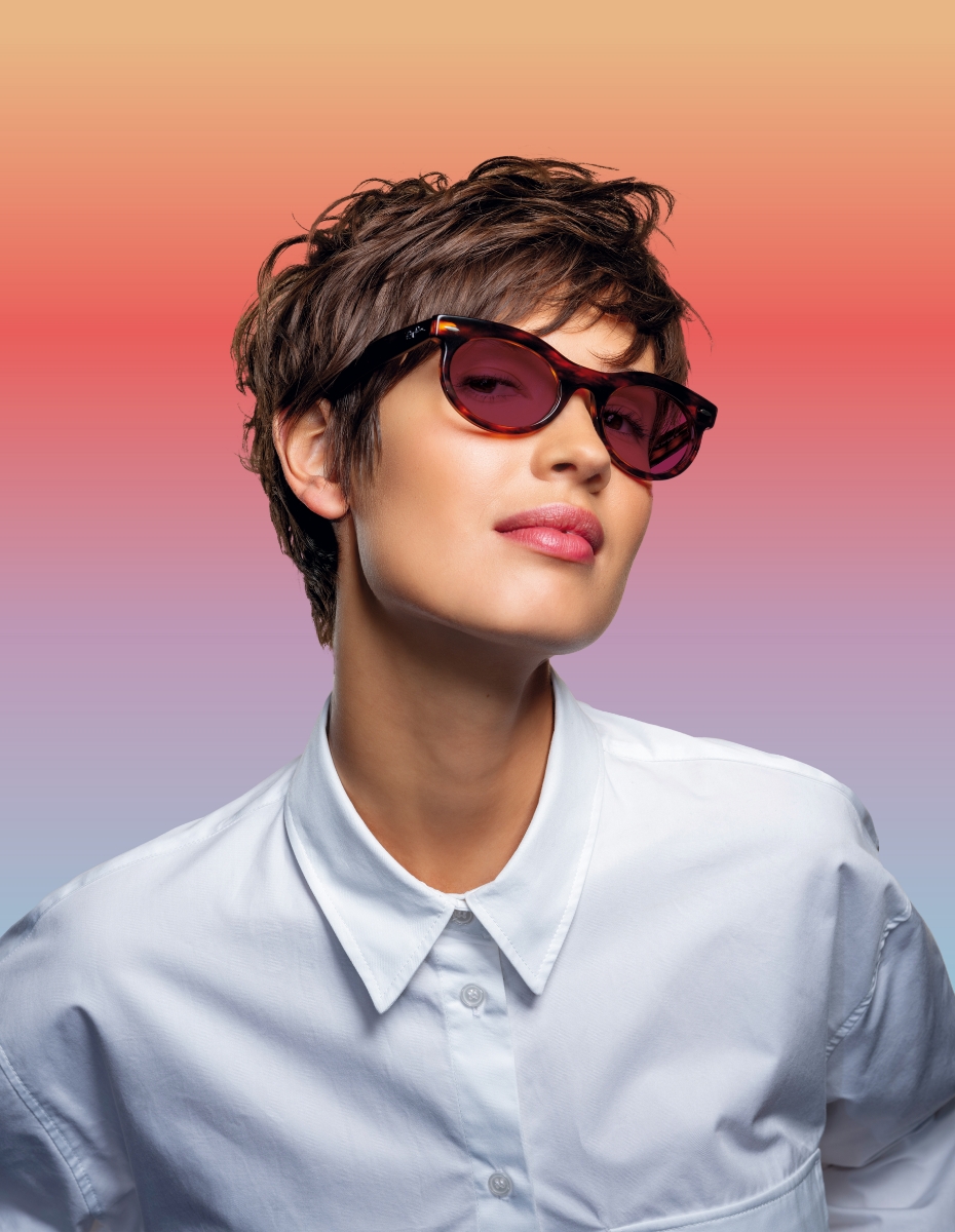 Frau mit selbsttönenden Brillengläsern.