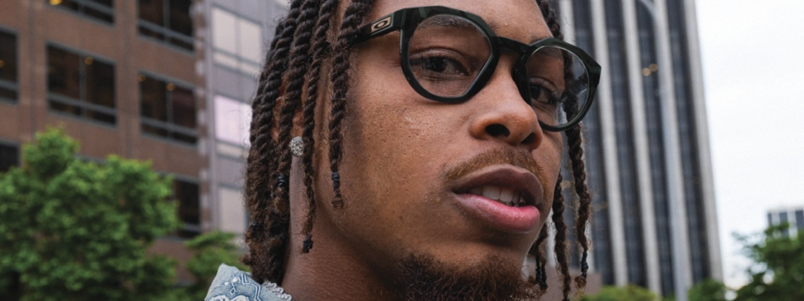 Oakley: Mann mit Brille